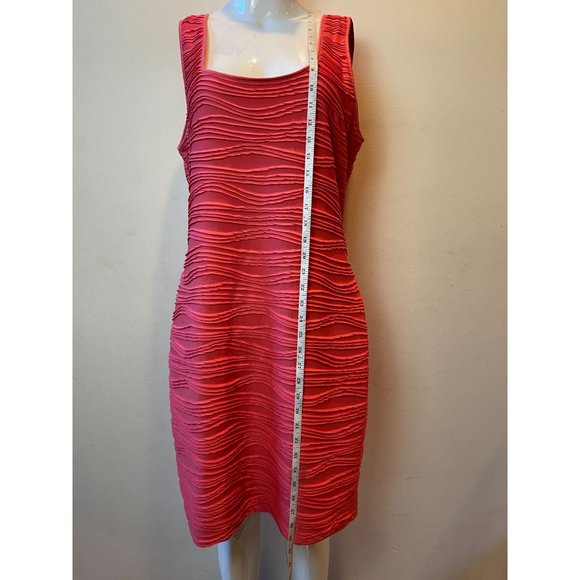 Guess Women Fitted Bodycon Dress Textured Fitted Back Zip Scoop Neck Coral SZ 14 - Picture 4 of 8